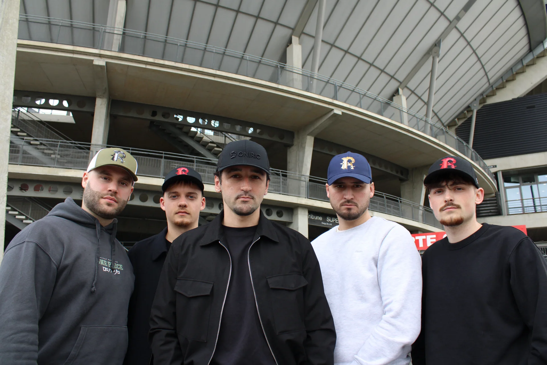 mannequins portant des casquettes oniric