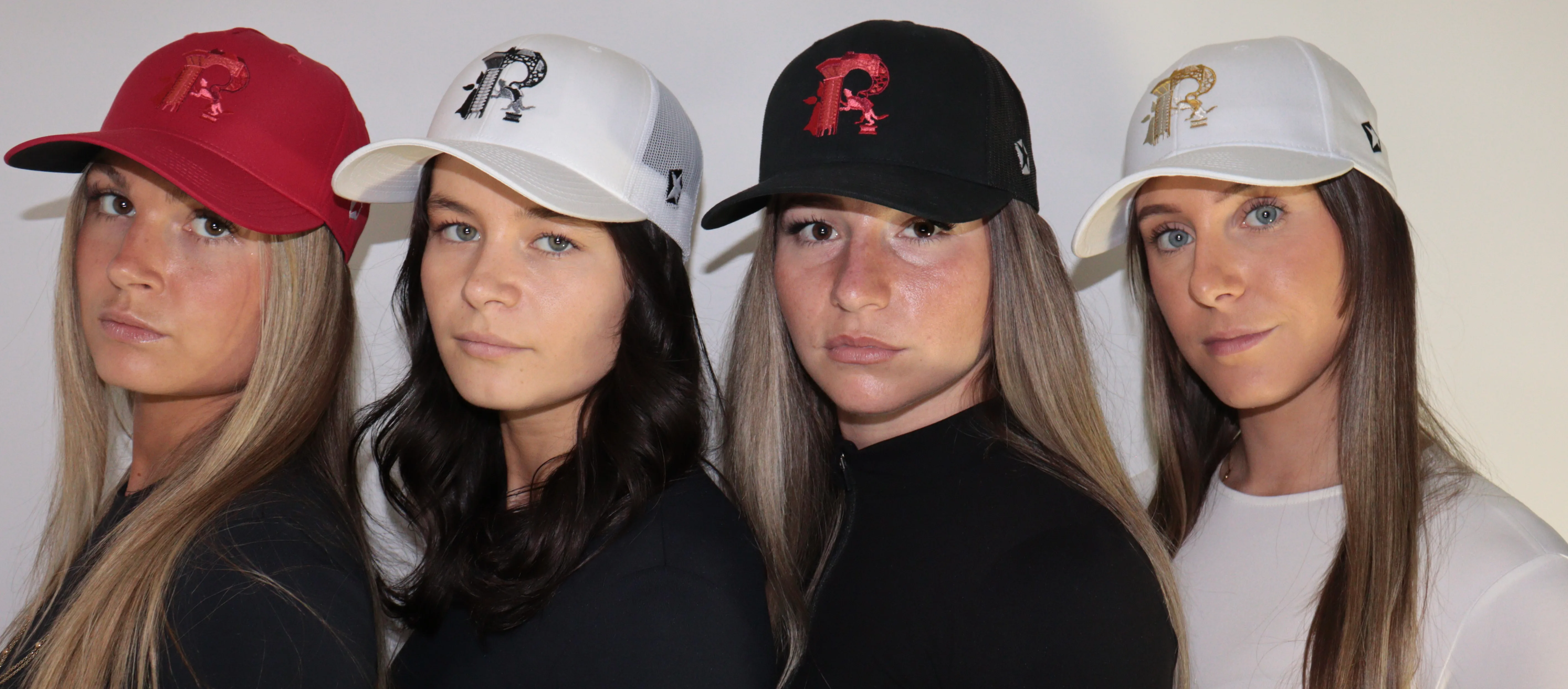 mannequins portant des casquettes oniric