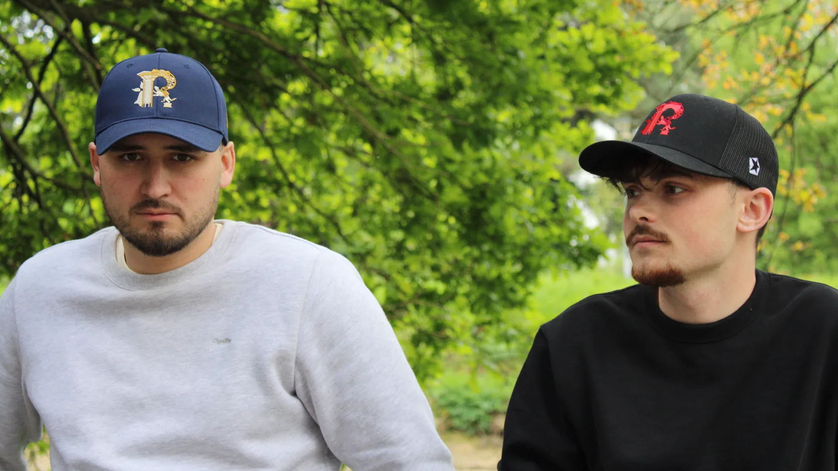 mannequins portant des casquettes oniric